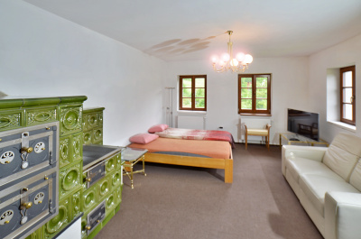 Obývací pokoj s kachlovými kamny
